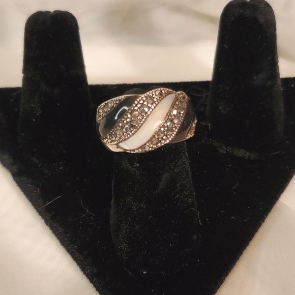 MARCASITE ART DECO VTG MOTHER OF PEARL & ONYX  RING SIZE 7 - Picture 1 of 5